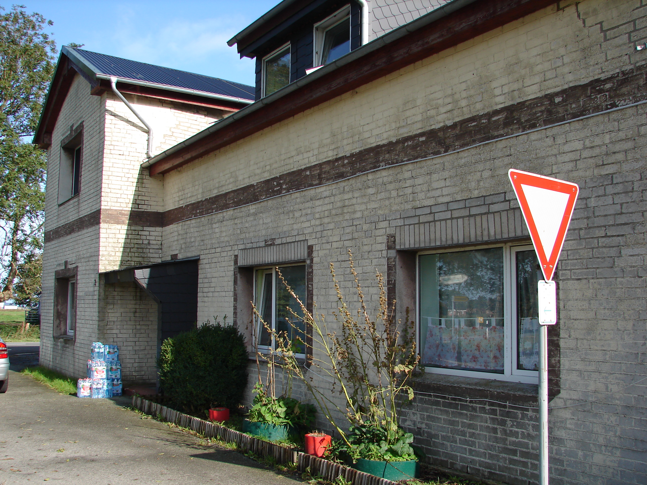 Grosses Haus Auf Grossem Grundstuck Mit Vielen Nutzungsmoglichkeiten